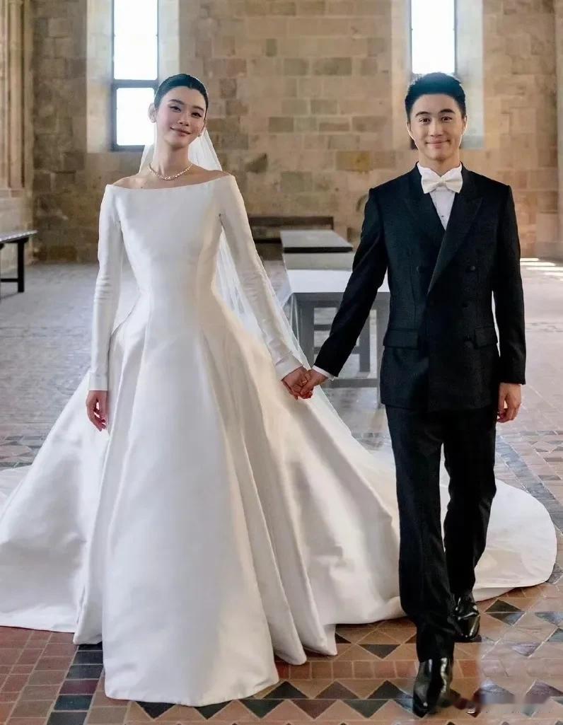 近日，何猷君与奚梦瑶在法国补办婚礼，现场还是很浪漫唯美的。据说几年前是由于父亲赌