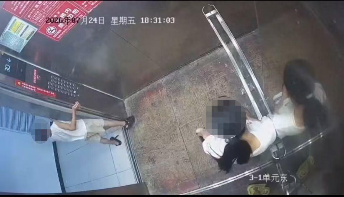 “有其母必有其子！”湖北仙桃，一名年轻女子在乘坐电梯时，一个小男孩为了等妈妈，站