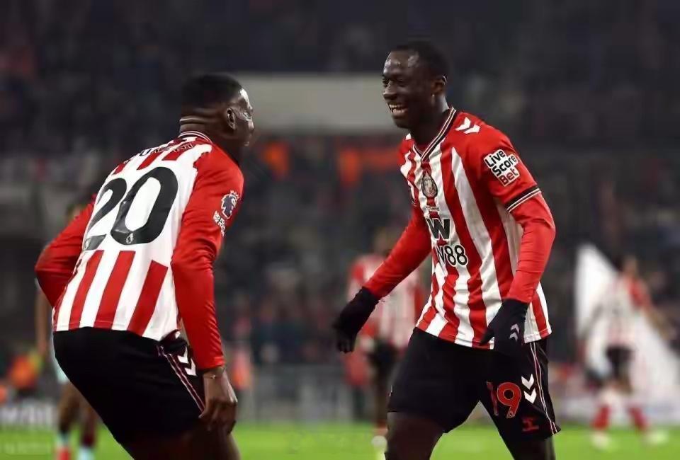 英超第24轮战罢，桑德兰主场3-0完胜伯恩利，迪亚拉双响、塔勒比破门且对手贡献乌