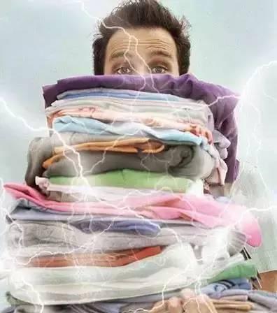 秋冬季节，由于空气干燥，加上穿着的羊毛、化纤等材料，静电问题变得尤为突出。静电不