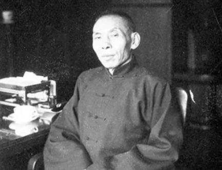 杜月笙替林桂生打牌，赢了2400大洋。为了试探杜月笙，林桂生把其中2000大洋赏