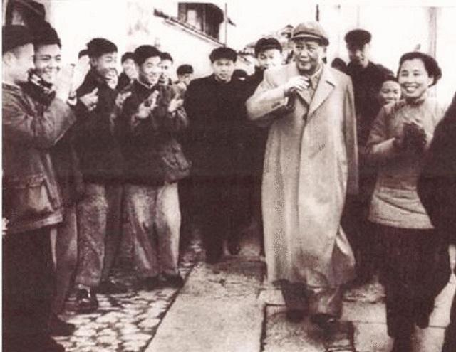 1958年毛主席视察辽宁途中两次临时停车，亲自要求当天务必完成三件重要事情！
1