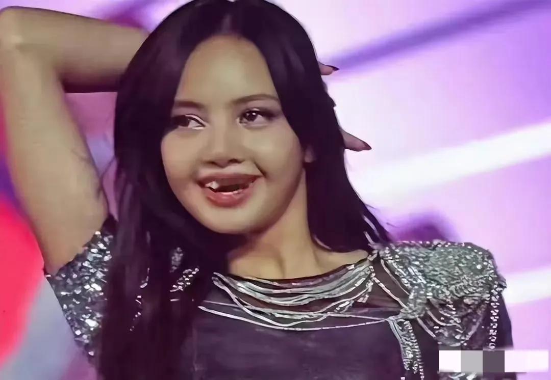 到底是谁在喜欢Lisa？我承认她跳舞有时挺好看的，但是她长得实在是……很想给她戴