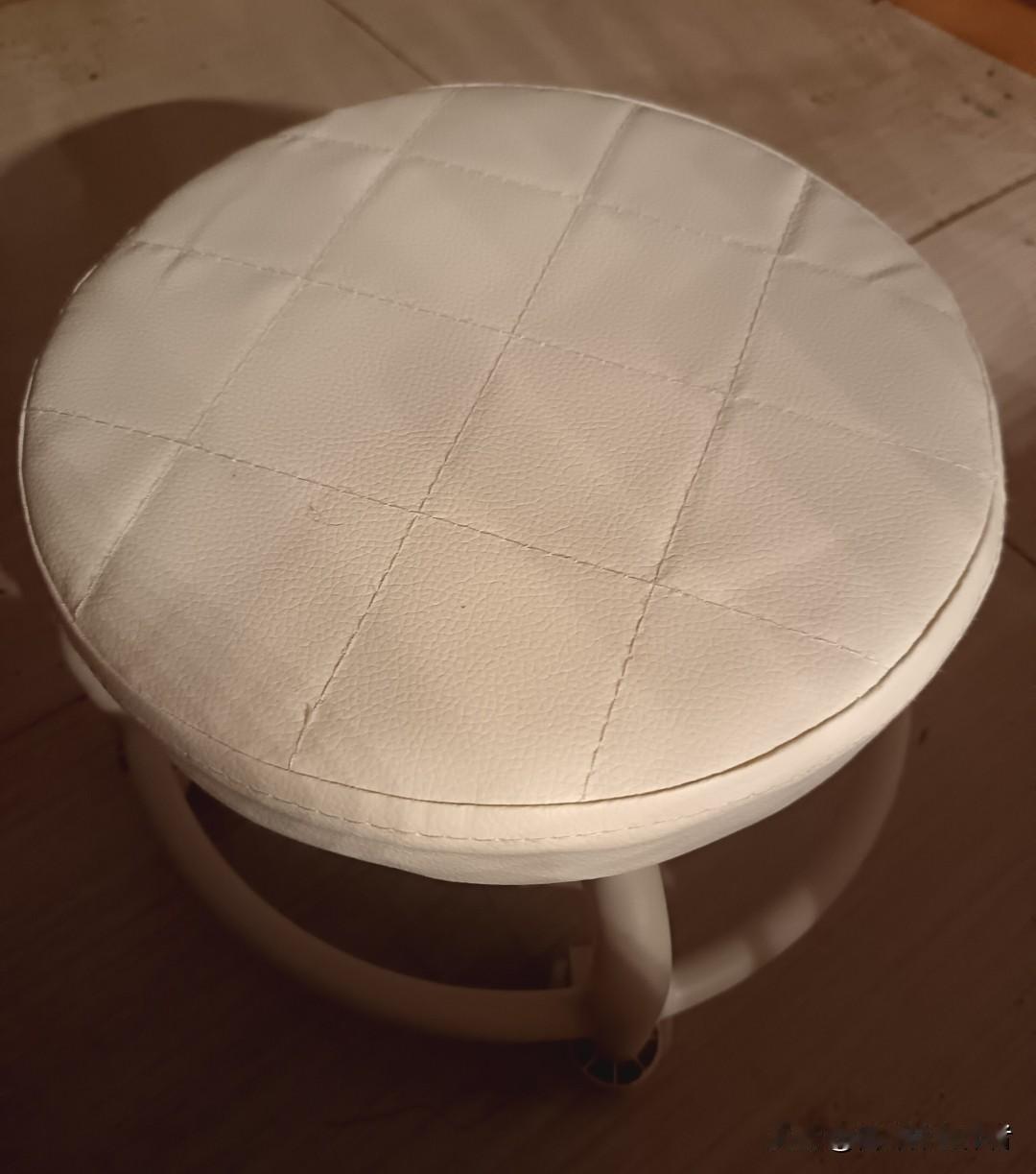 风吹湖面千层浪
雨撒荷叶万颗珠