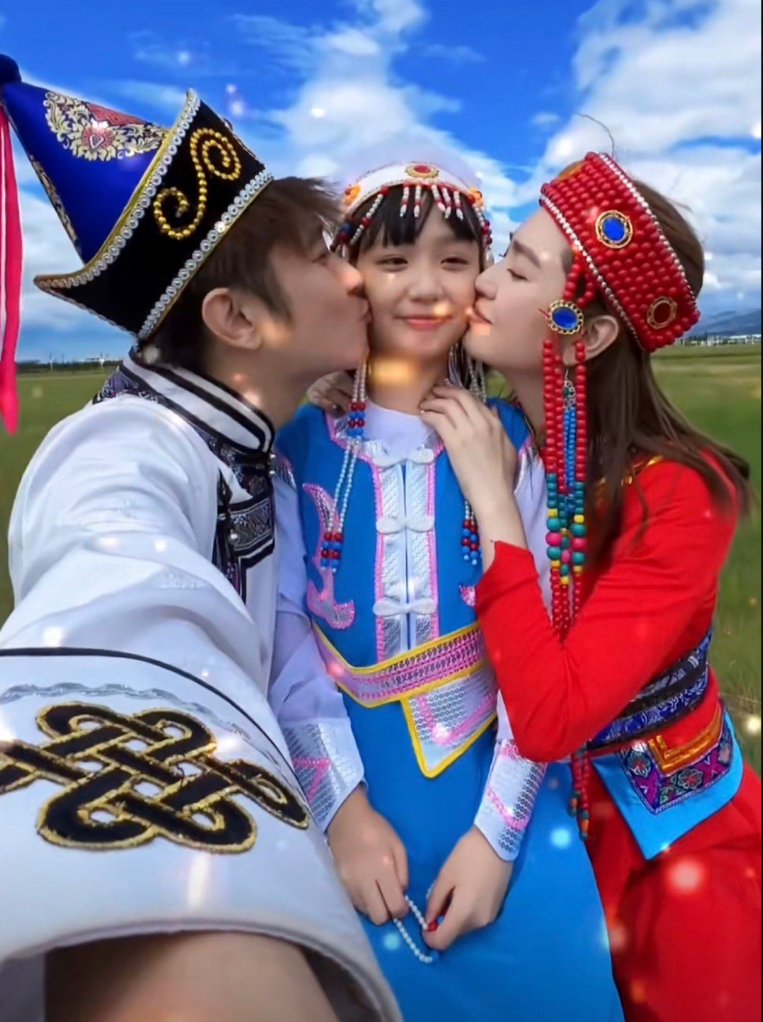 #洪欣张丹峰带女儿合拍视频#三人在精彩演绎天伦之乐，毕滢在兢兢业业拍视频。横批：