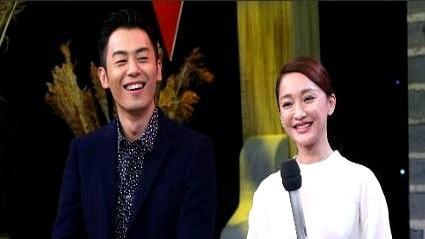 拍《红高粱》，朱亚文把周迅摔到浑身淤青，导演郑晓龙却拍手叫绝。
高粱地那场戏，周