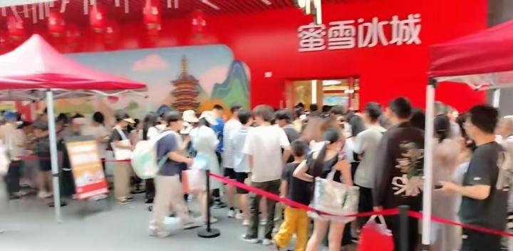 广西洪涝灾情发生后，本土平价品牌蜜雪冰城直接捐款1000万支援灾区，实实在在的善