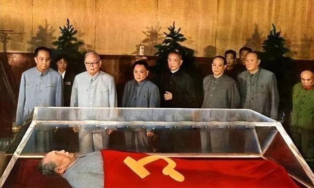 1976年华国锋虽然确定了永存毛主席遗体，但有个大问题没有解决，按照中国人思维，