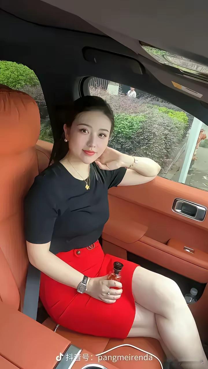 优雅车后座，红裙黑衫，自信微笑，时尚穿搭