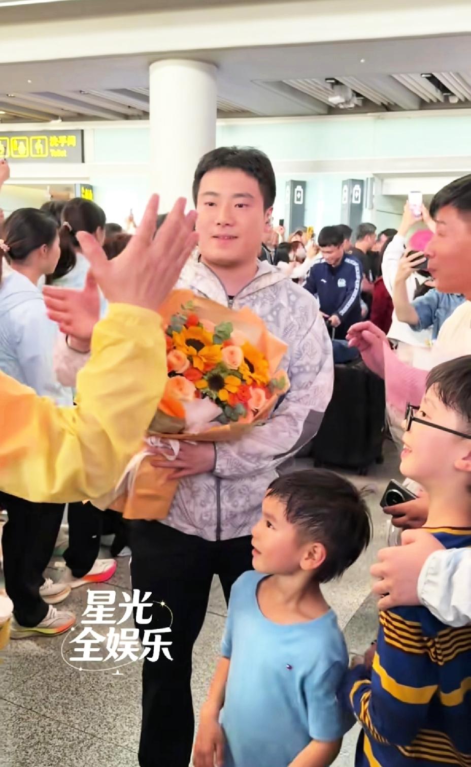 国乒回国，
梁靖崑的两个儿子现身机场，
二宝的一声“爸爸”，
梁靖崑瞬间红了眼眶