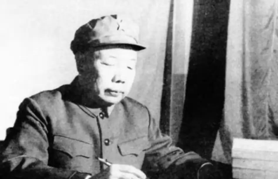 长征途中，一红军干事在筹粮时被土司武装抓走。当萧华前去谈判时，土司放话说：“留下
