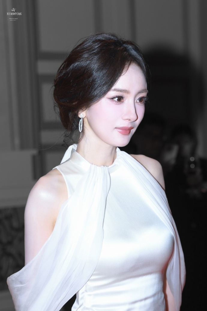 杨幂拒绝保镖打伞杨幂私服[送花花]完全是妈妈级别 ​​​