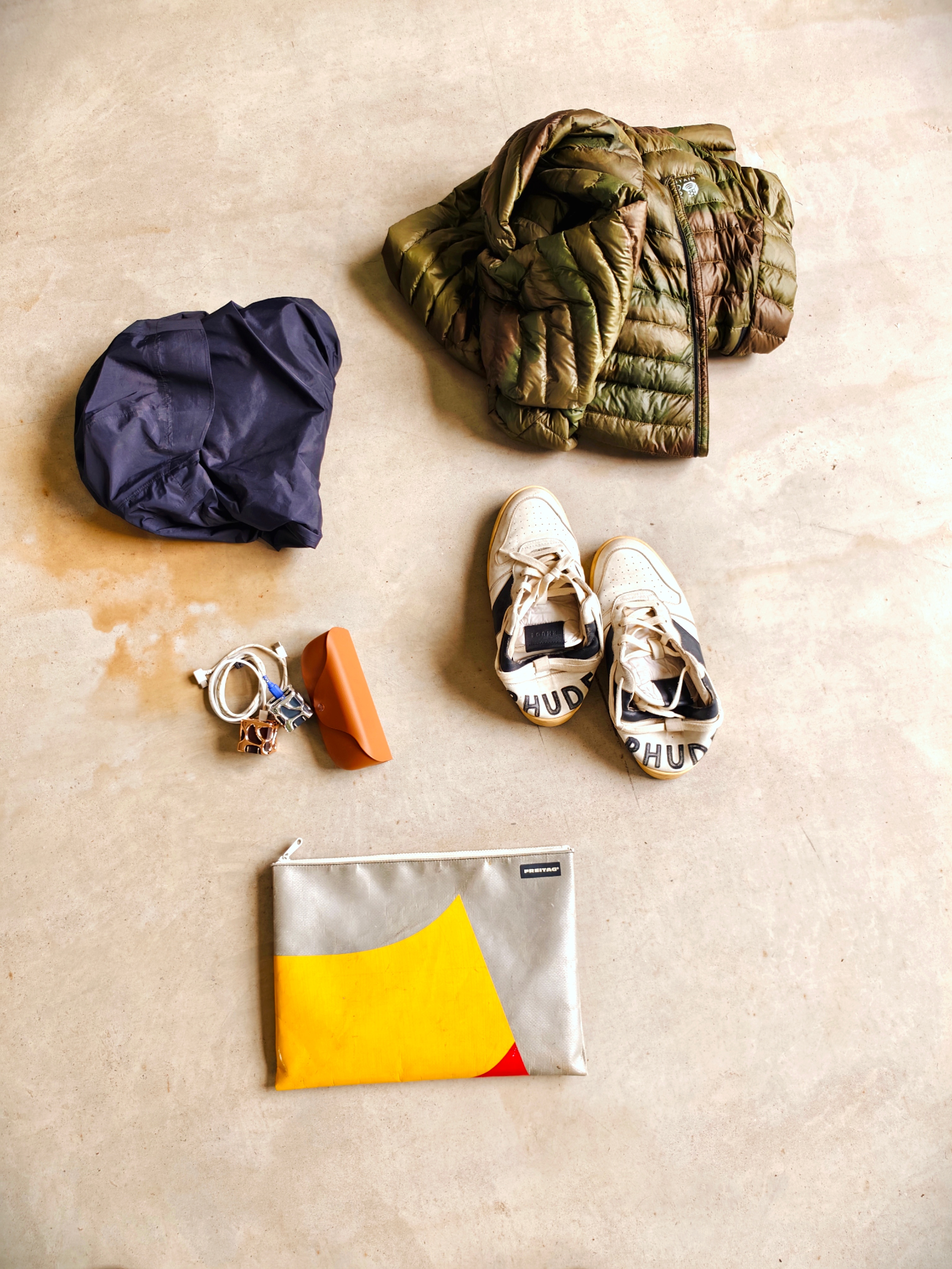 广东人冬季出行极简保命套装。1 MHW 羽绒服。这玩意一定要搞专业的，核心保暖，