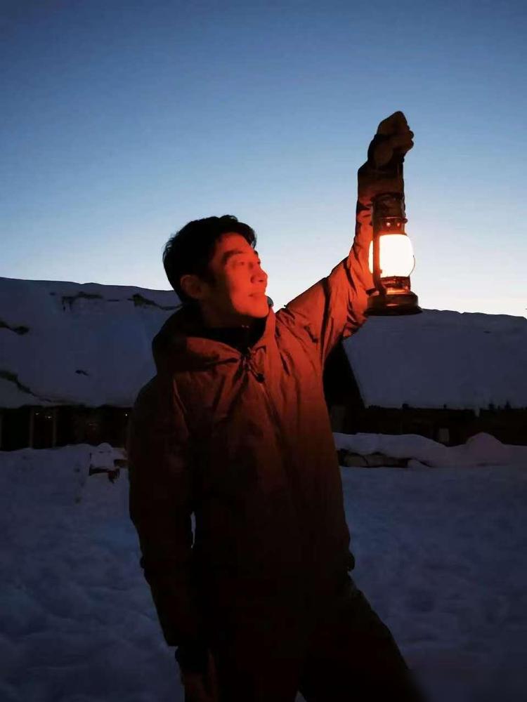 撒贝宁曾提过一个醒：“经济条件允许下，人要在年轻时，适当的吃喝玩乐，不要总想着退