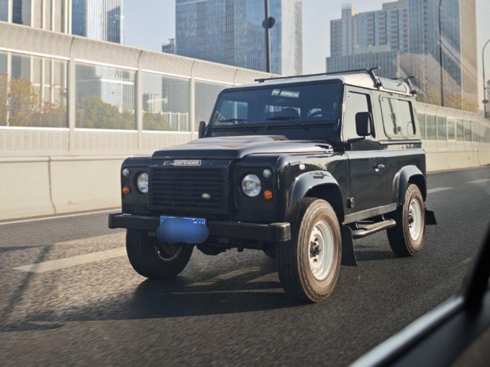 浙江的朋友品味太可以了呀老卫士90配大直径窄胎，白顶白圈，帅呀其实越野车并不是宽