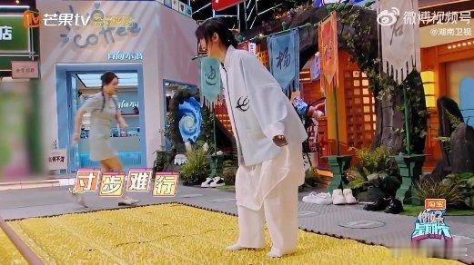 李雪琴牵赵小棠过趾压板李雪琴牵赵小棠过趾压板的时候，我满脑子都是 “神仙友情” 