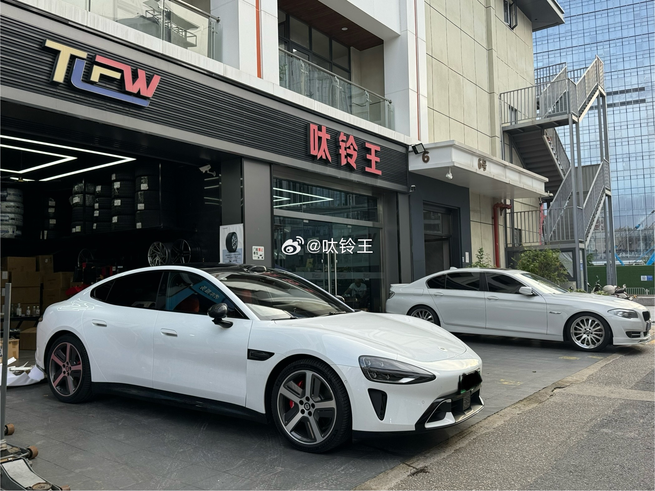 小米 su7 开工换新鞋 