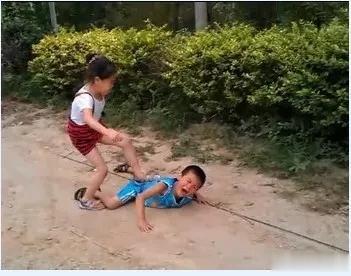 “坏小孩”千年前孔子早就说过：教育要因材施教。
不可能靠爱和温暖去感化所有学生，