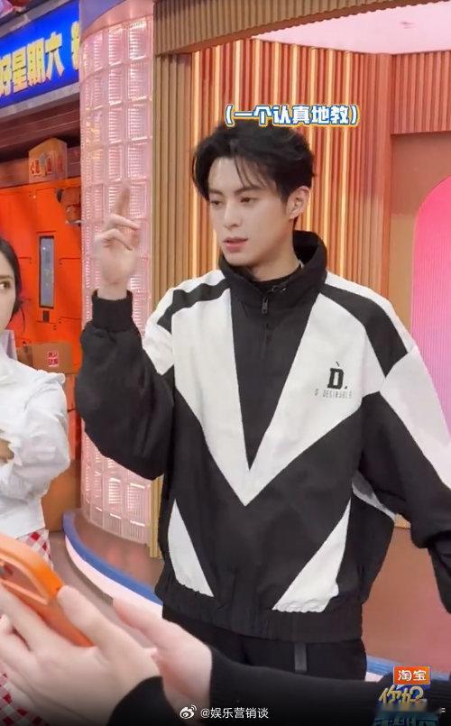 王鹤棣王鹤棣沈月一个认真教一个认真学你好星期六救命！沈月学手势舞也太乖了吧～ 王