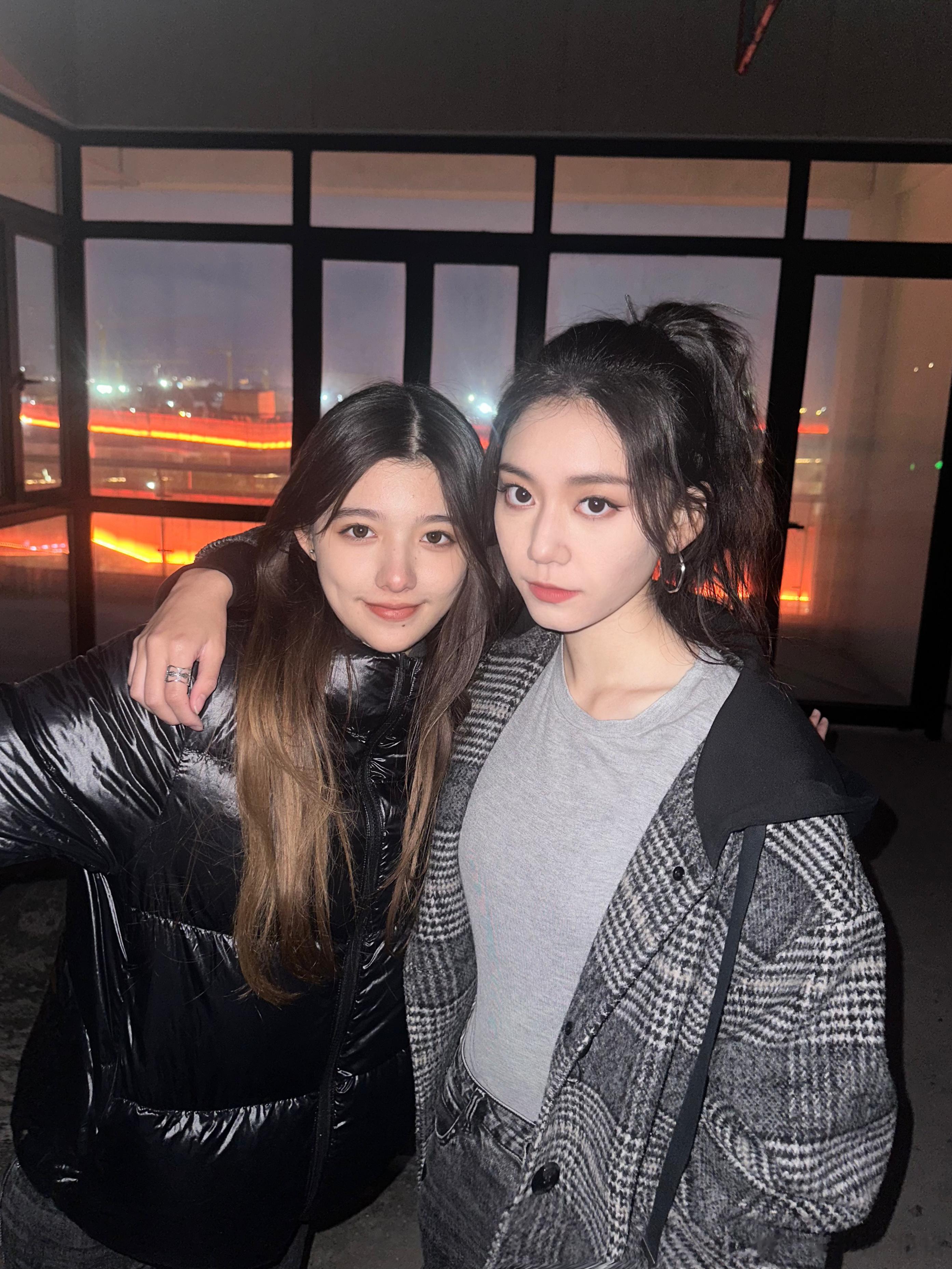 如你所见[打call]天女会面来探班的谦宝[亲亲]！！好久不见～！💚🧡照片出