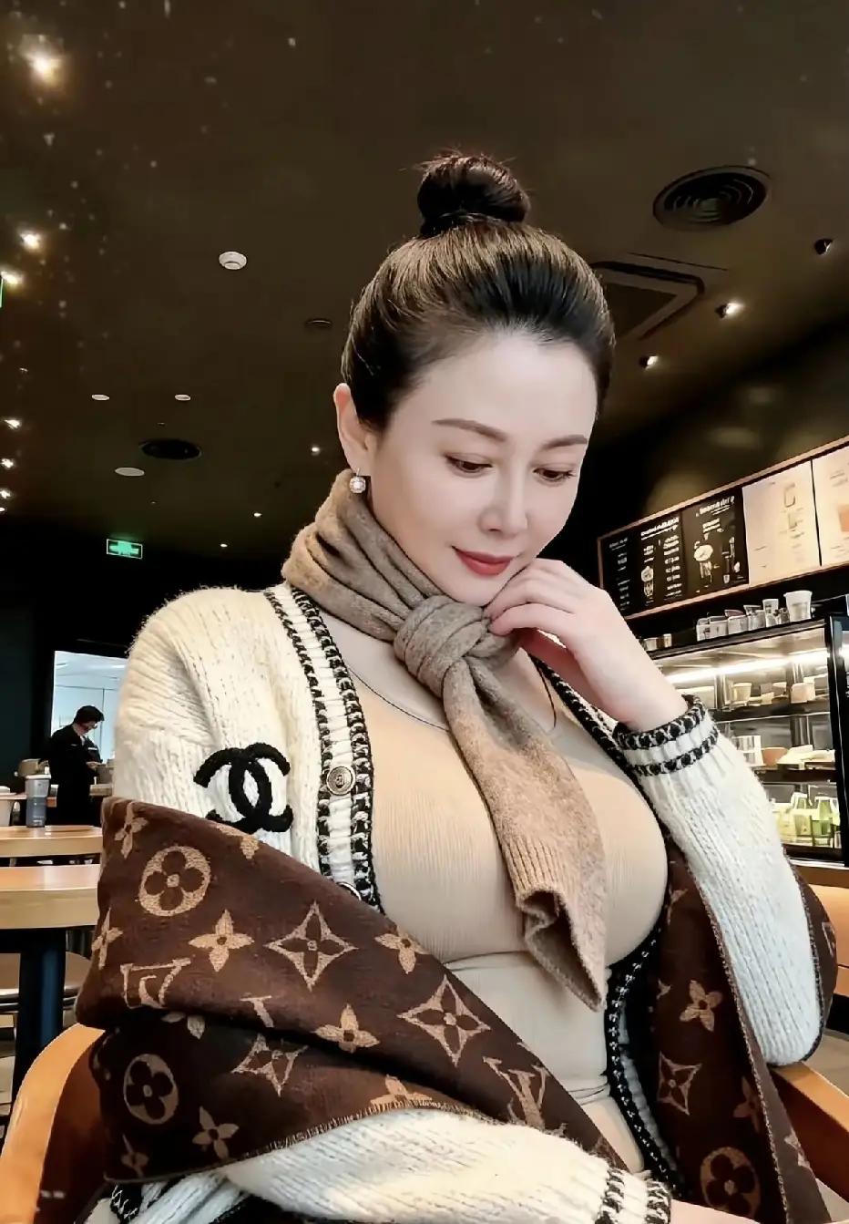 精致女人可不只是外表光鲜亮丽。我觉得，真正的精致女人，是内外兼修的。
在外表上，