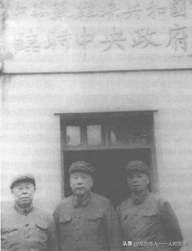 1981年，伍修权(中)重访江西瑞金革命根据地旧址