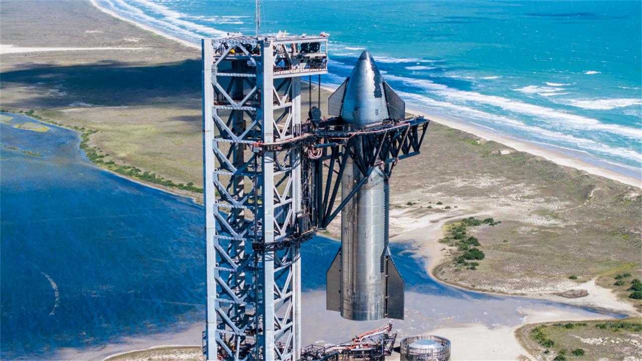 马斯克捅破最后一层窗户纸，高调亮出王炸，向中国下“战帖”。
 
SpaceX和美