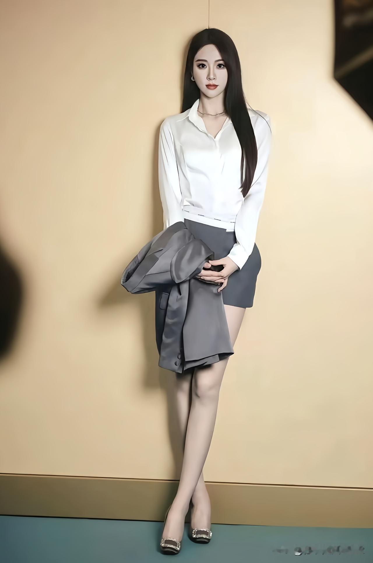 优雅职场风，白衬衫+灰色短裙，气质满分