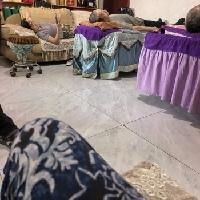 今天陪队友去扎针，恍若了解了丢丢针灸的神奇。

针灸室有五个床位，我去的时候有四