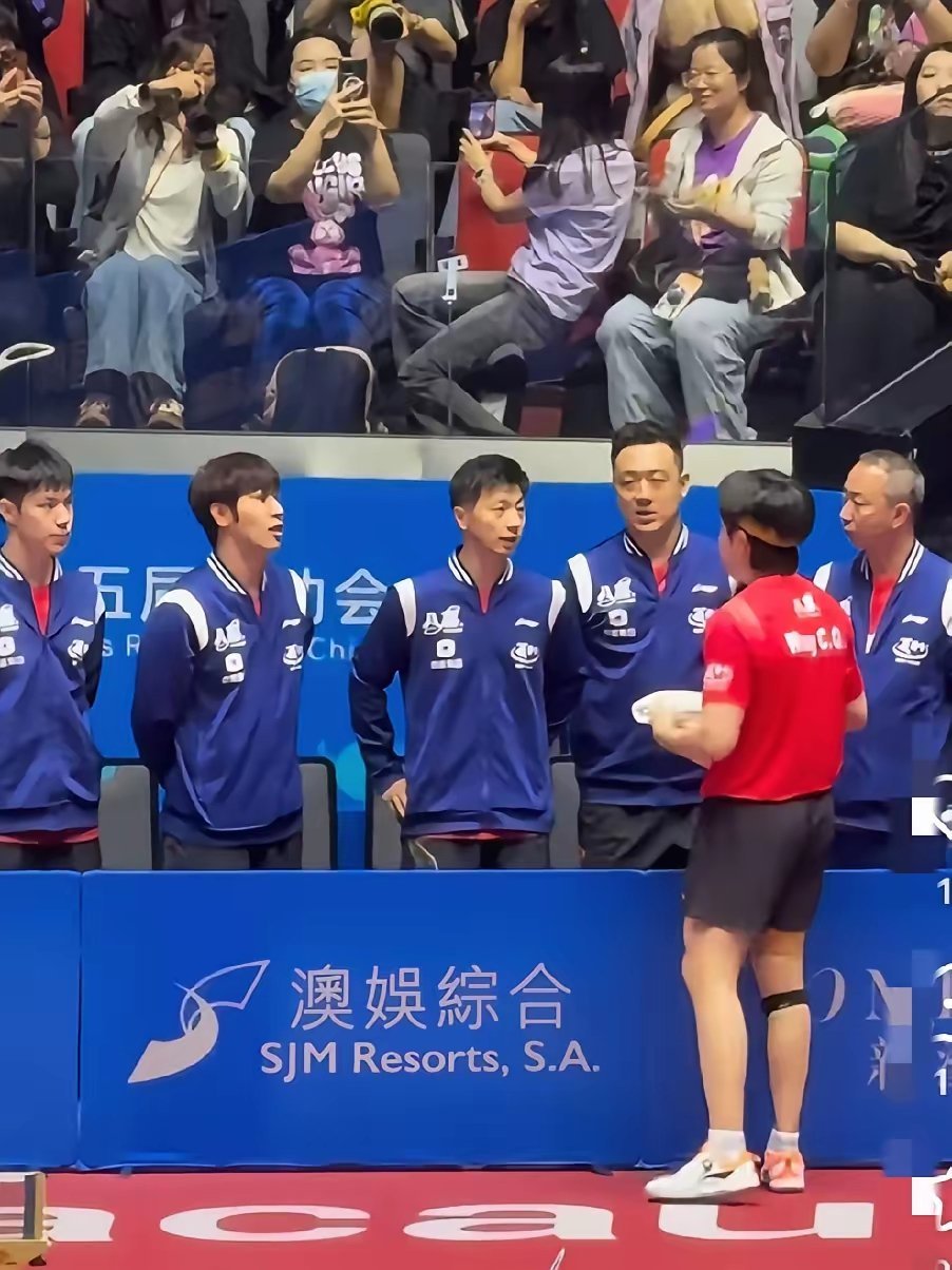 有马龙坐镇，有王楚钦担纲，有黄友政打先锋，北京队大比分3：0完胜河南队，取得小组