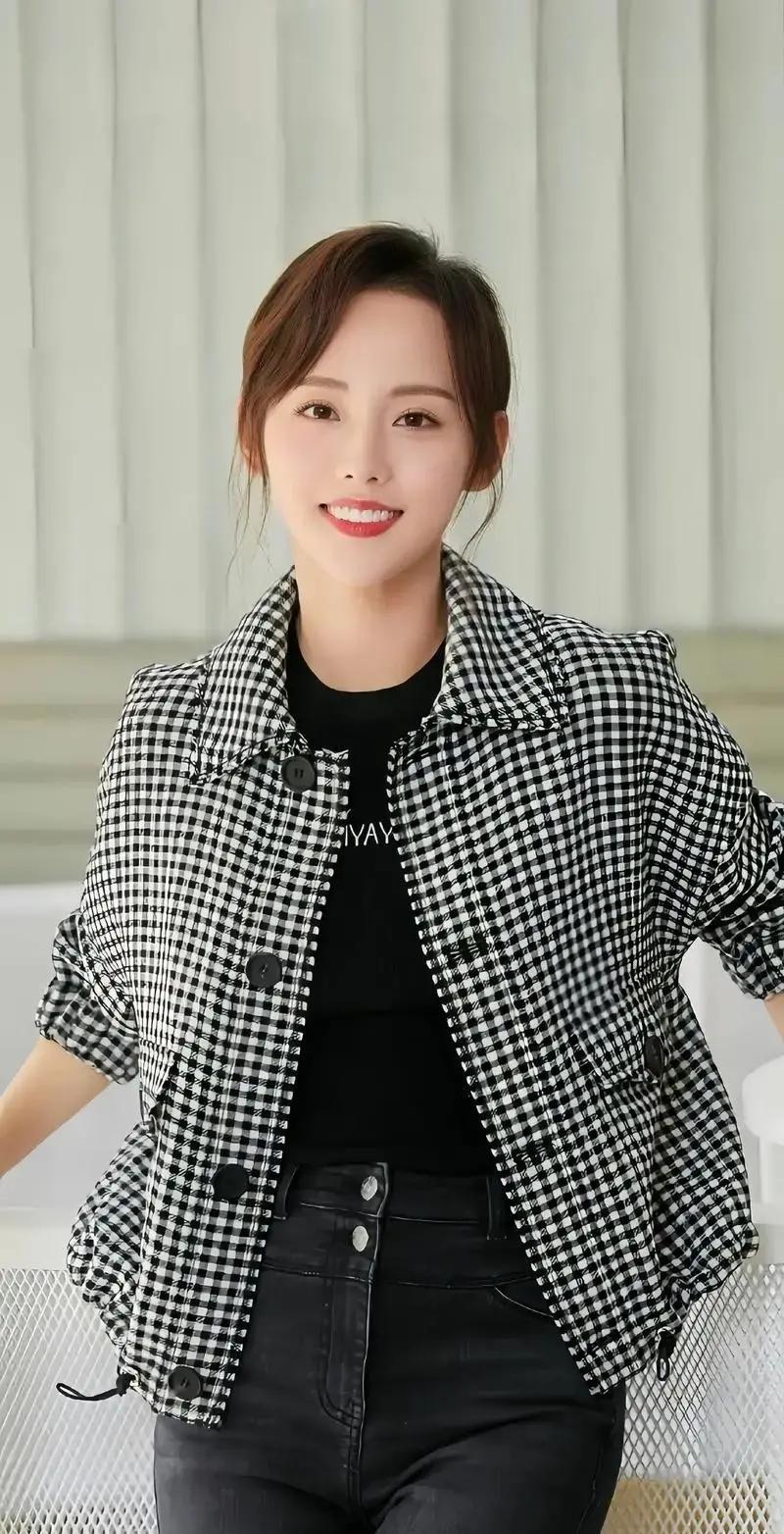 2026年开年，北京街头爆出猛料：买超当年婚内出轨对象邵晴挺着大孕肚现身产检，两