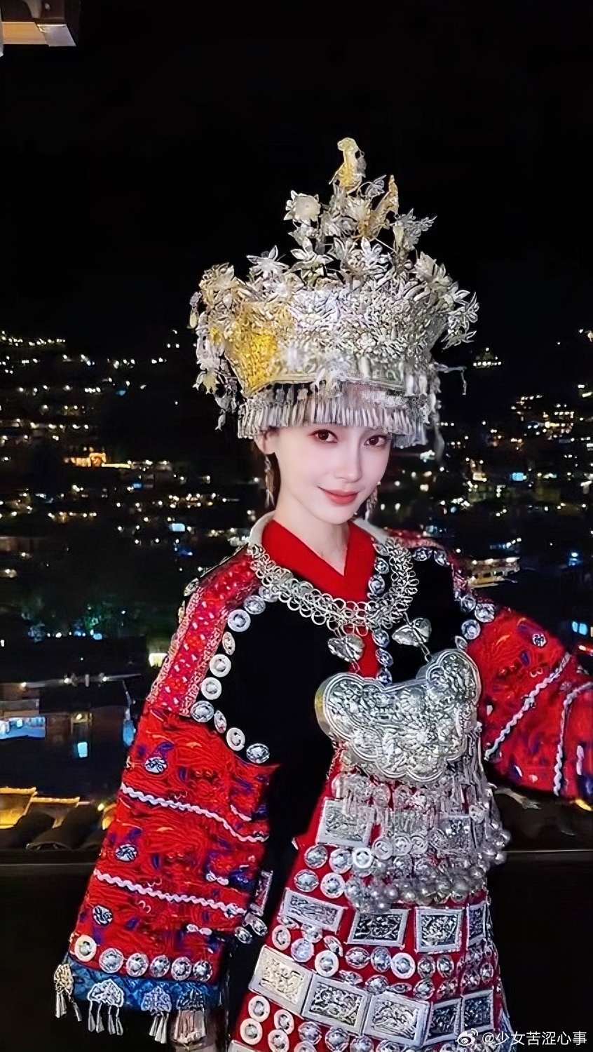 这场直播好多人骂杨颖不敬业， 我反倒觉得，这才是最真实的。 直播间测鞋子回弹性，