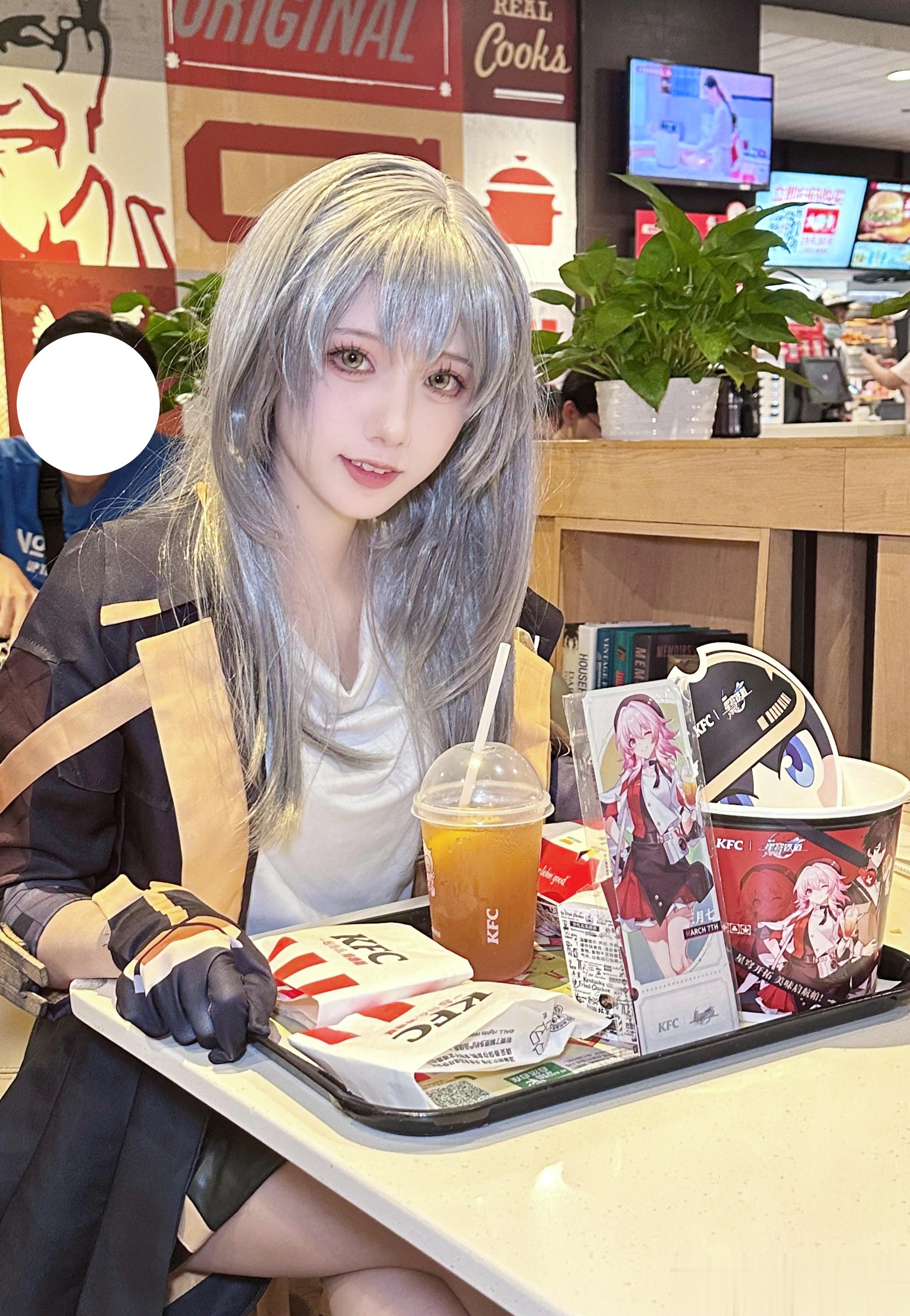 注意看这个女人去了两次肯德基当显眼包[doge]丹恒：#崩坏星穹铁道[超话]##