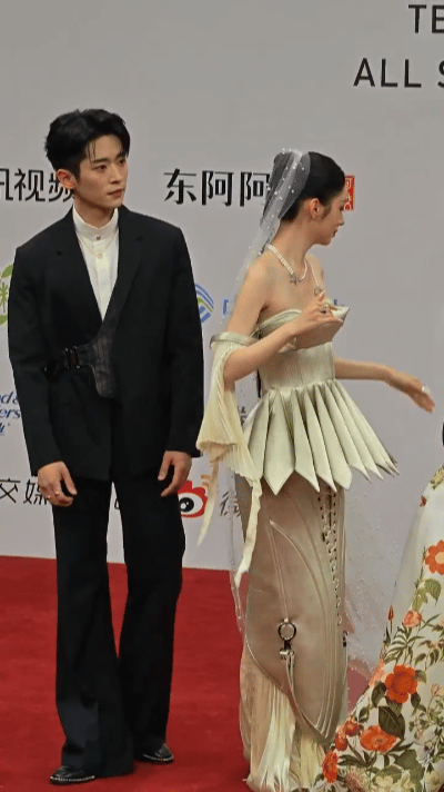 丞磊 头纱主理人主理人赛道空降新选手！丞磊主打一个周也头纱专属守护者，这敬业度直