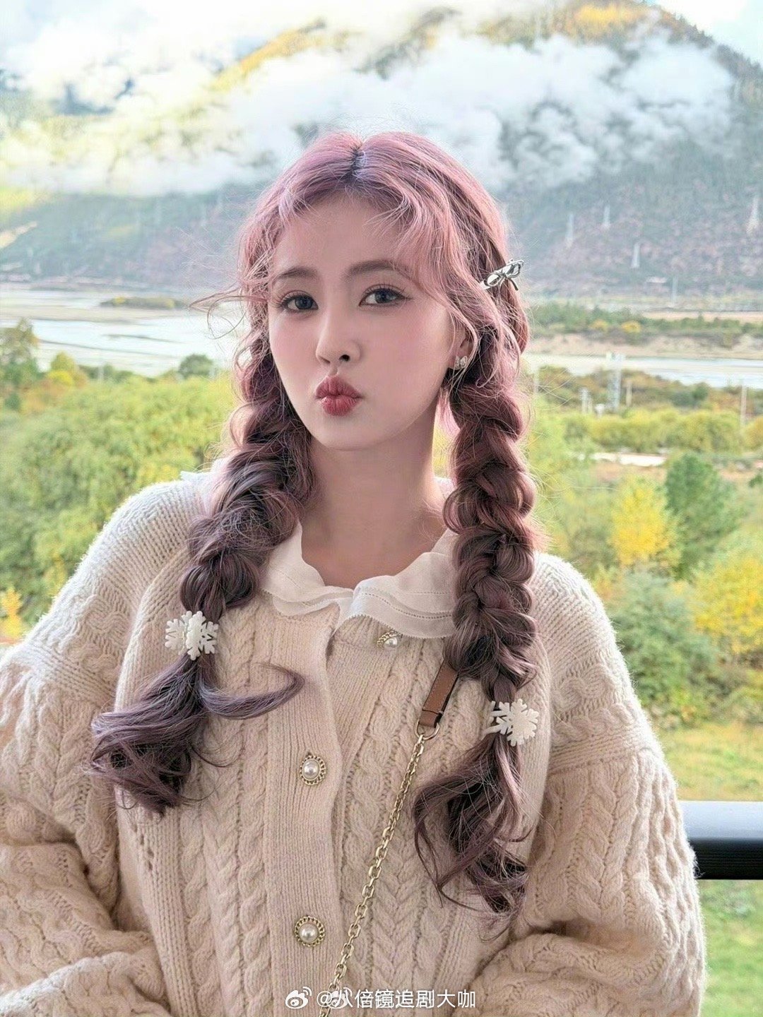 白鹿恰逢雨连天开机 啊也，看来电视剧《恰逢雨连天》的女主还是白鹿啊，这部剧还曾传