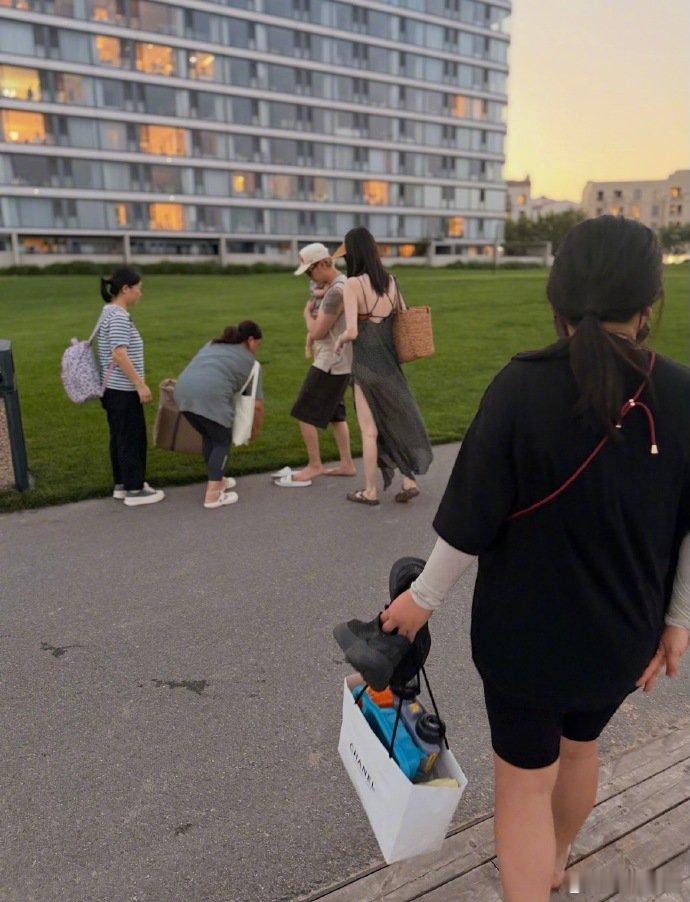 阿那亚偶遇陈伟霆何穗遛娃网友阿那亚偶遇陈伟霆何穗一家三口 网友又又又在阿那亚偶遇