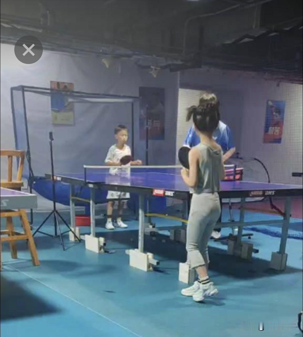 臻臻是魔笛幼儿园时最好的朋友。幼儿园毕业后，臻臻离开大连回到北京上学。相隔两地的