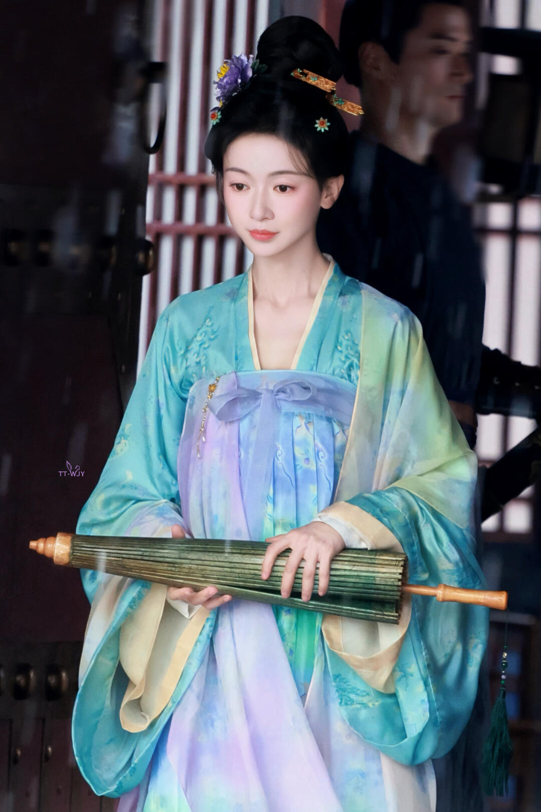 吴谨言《江山为聘》新造型，吴姐这一身很美，仪态也非常好，很多人都很期待这部剧的。