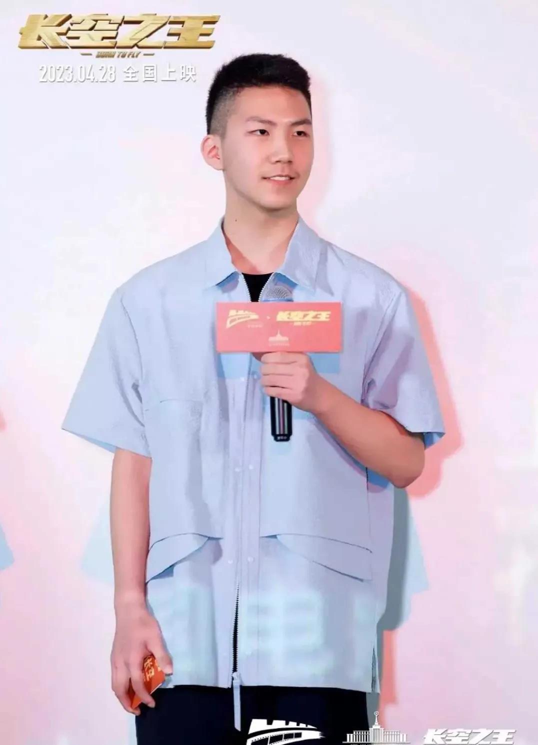 胡军作为一位演员，自然是许多人的偶像，而最近他儿子的长相更是引起了不少网友的热议