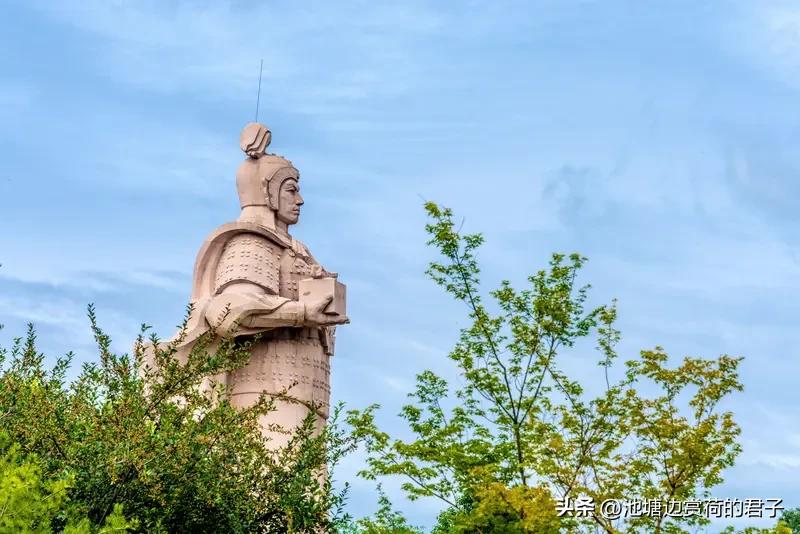 大神快接句别让韩信等，王者速就位莫叫貂蝉急。
在王者峡谷里，韩信那可是个急性子的