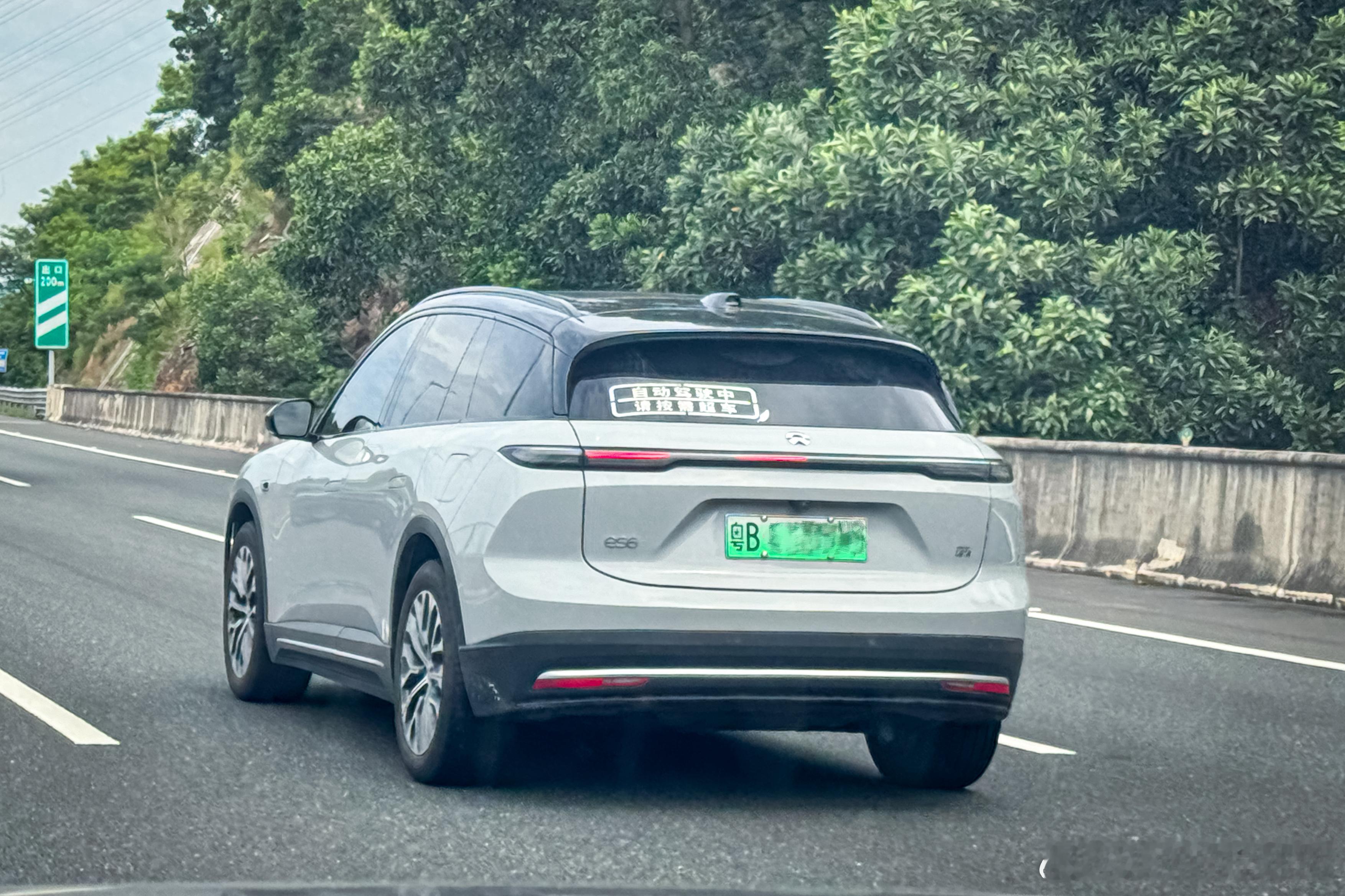 “自动驾驶中，请按需超车”，蔚来 ES6 车主也需要智驾小蓝灯[doge]新能源