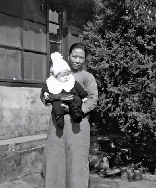 1938年，一名外国婴儿在天津的一家医院出生。可他的父母因为着急要回国，直接把他