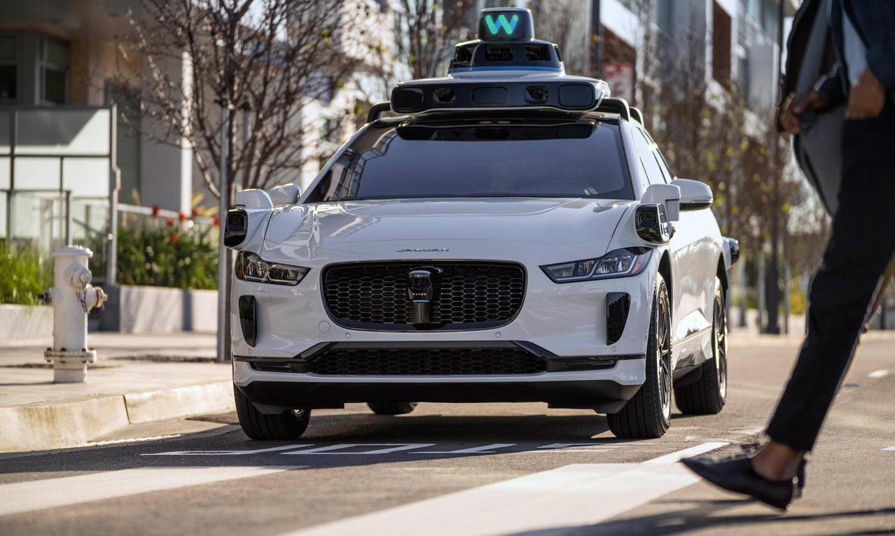 🚗 谷歌Waymo狂飙2.74亿公里！数据很美，但这几件事让人后背发凉
谷歌旗