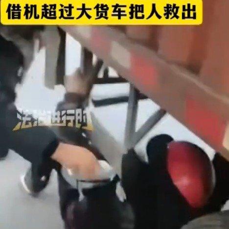 湖南新邵县的一条公路上，上演了惊险又暖心的一幕，一辆疾驰的大货车右后车轮后方，竟