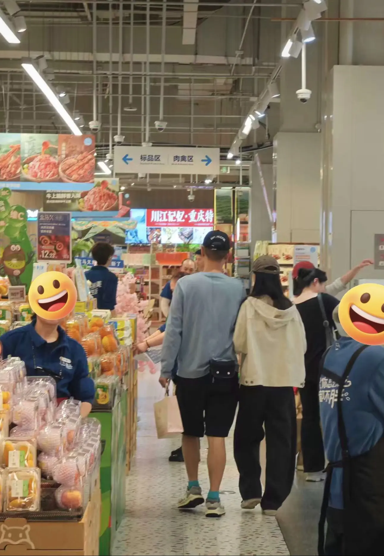 任重和孙骁骁重庆逛街被偶遇，网友:真是一物降一物