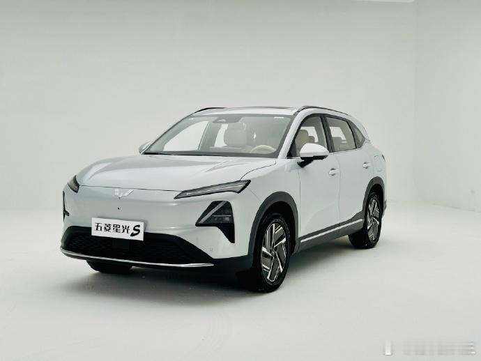 #五菱星光s上市9.98万元起# 入门即高配空间也大定位为中型SUV，是五菱天與