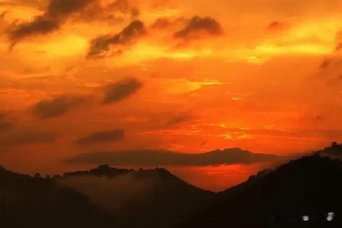 闲笑任年华，长川照晚霞。