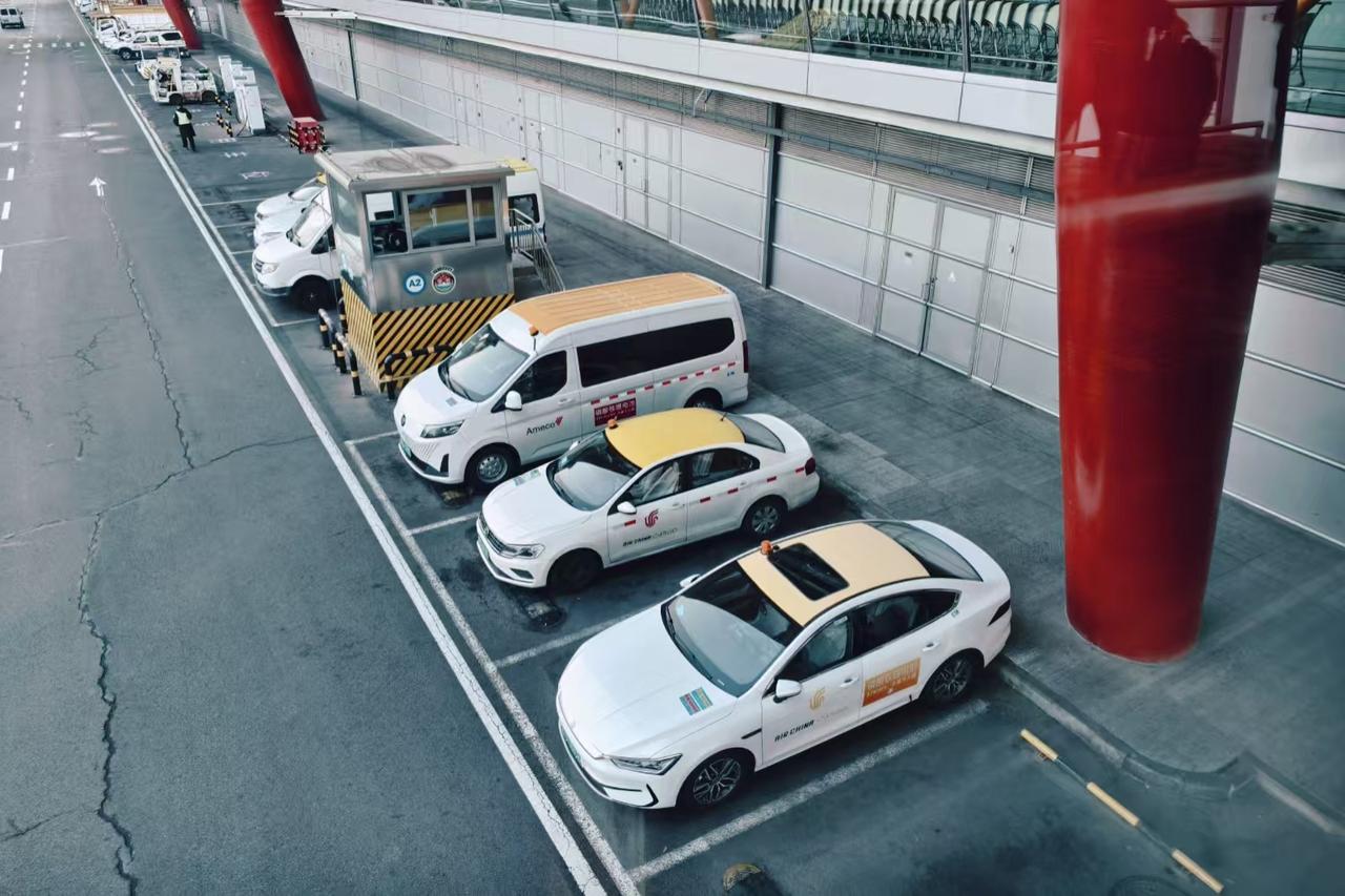 落地PEK，发现Ameco工作车换了台福田图雅诺大V。造型上看不出是燃油还是纯电