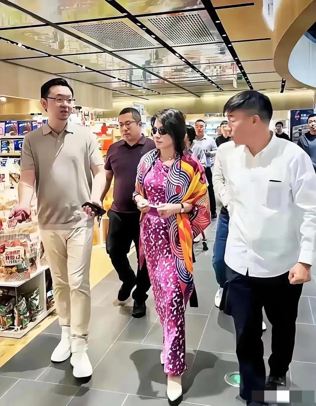 董明珠根本不像70岁的人，看起来30多岁气质，满满的少女感。花裙子显示出凹凸有致