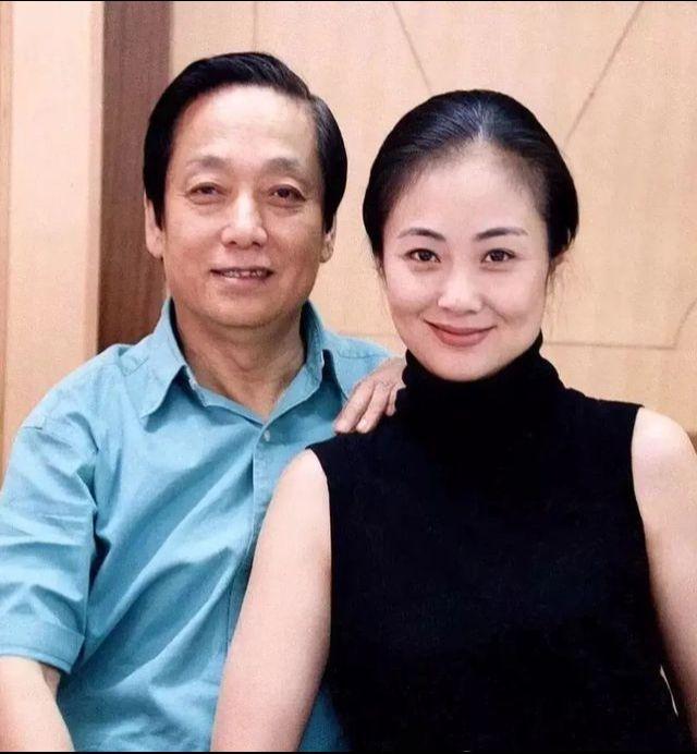 人们戏称韩美林是不择手段的艺术家，难怪他娶了小八28岁的媳妇，82岁的年纪生下了